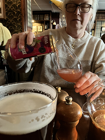 Anna häller upp en IPA på Churchill Arms