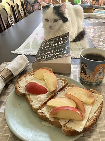 Citrus o boken Pretty things som sällskap vid kvällsmackorna