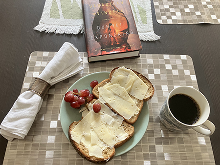 Kvällsmackor druvor kaffe o boken Dubbelexponering