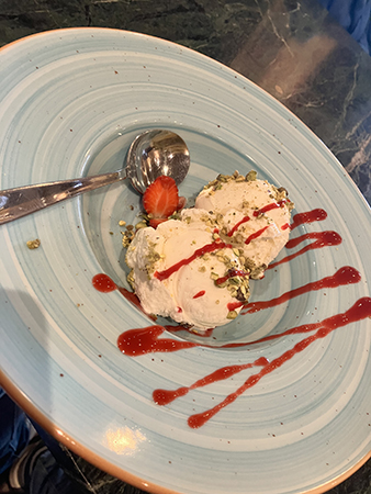 Glass med rosenvatten och pistagenötter Byblos