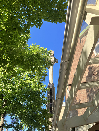 Missionskyrkans klockstapel skymtar upp mot himlen