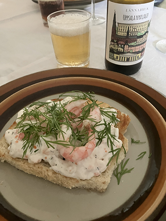 Skagenröra på rostat bröd och Uppsala nya öl