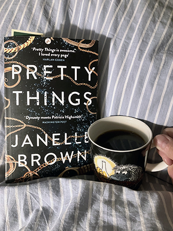 Boken Pretty things och kaffe på sängen