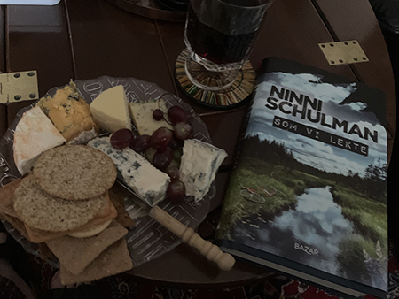 Ostassiett vin och boken Som vi lekte