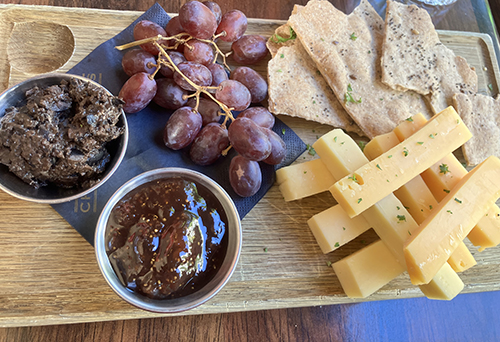 Ostbricka med ost tapenade fikonmarmelad druvor kex Ch Arms