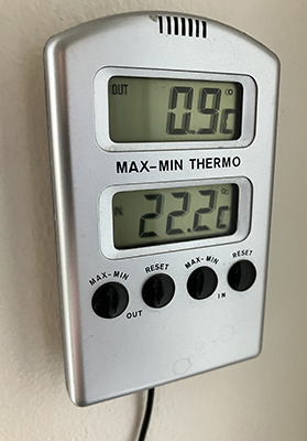 Termometer noll komma 9 grader ute 22 komma 2 inne 4 maj 2023
