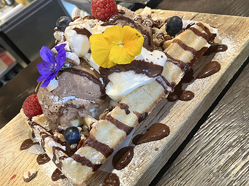 Belgisk våffla med ätbara blommor från Nina på Bierhuis