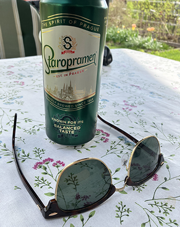 En kall Staropramen och mina solbrillor Rayban