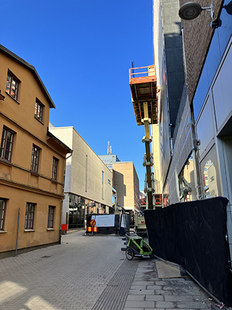 Klostergatan nära Kungsgatan blå himmel mellan husen