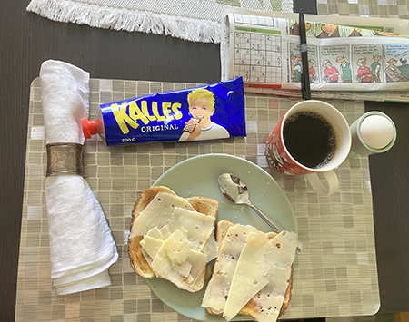 Rostat bröd ägg kaviar kaffe o sudoku