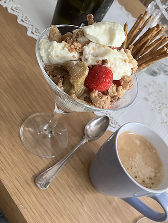Söt dessert med grädde vit choklad o hallon kaffe