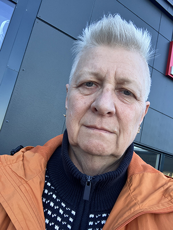 Trött morgonselfie utanför bilverkstan