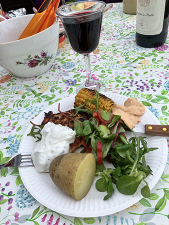 Grillad kyckling majskolv kokt potatis grönsallade såser chianti