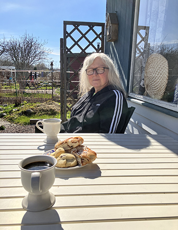 Anna och lördagsfika utanför Slottet