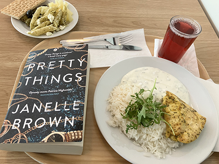 Boken Pretty things och kycklinglunch