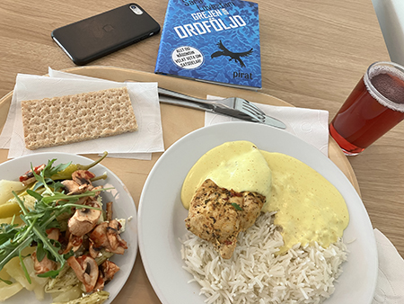 Kycklinglunch med boken Grejen med ordföljd Kycklinglunch med boken Grejen med ordföljd