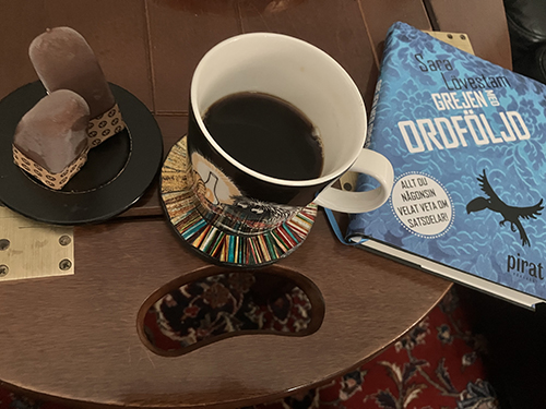 Små Magnumglassar kaffe och boken Grejen med ordföljd