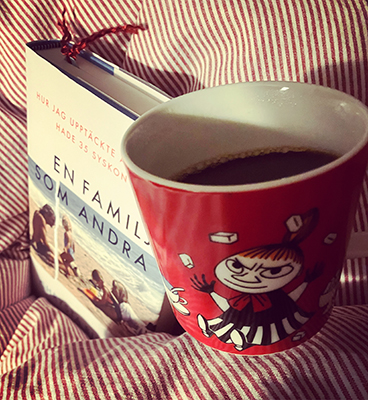 Boken En familj som andra och kaffe på sängen