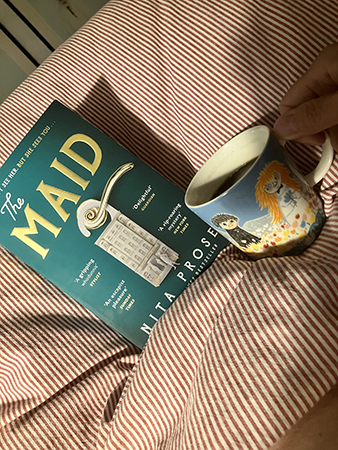 Boken The Maid och kaffe på sängen