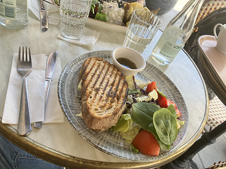 Grillad macka och fräsch grönsallad på Café Linné