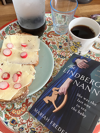 Kvällsmackor med ost o rädisor vatten kaffe o boken The Lindbergh Nanny
