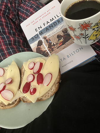 Ostmackor med rädisor boken En familj som andra och kaffe