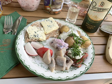 Sill och potatis med tillbehör på balkongen