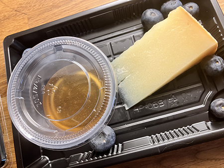 Spansk hårdost med tryffelolja och blåbär