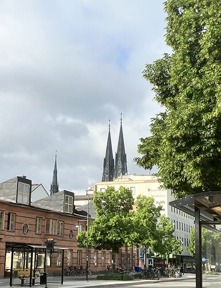 St Olofsgatan och domkyrkotornen sticker upp mot mulen himmel
