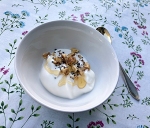 Grekisk yoghurt med honung valnötter och kardemumma