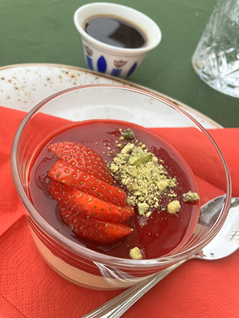 Pannacotta med jordgubbar och kardemummakaffe Byblos