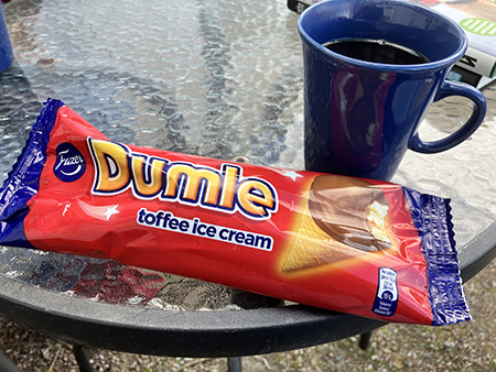 Dumleglass och kaffe
