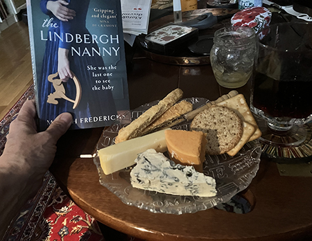 Boken The Lindbergh Nanny ostassiett och ett glas rött