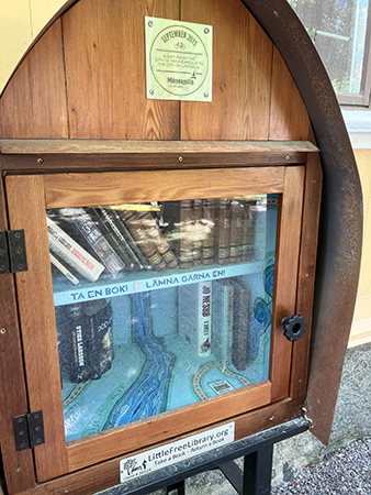 Bokskåp utanför Litteraturens hus Walmstedtska gården