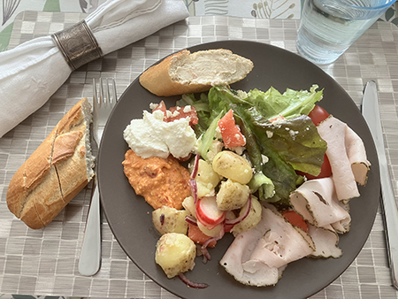 Melon o fetaostsallad, kyckling ljummen potatissallad röror bröd