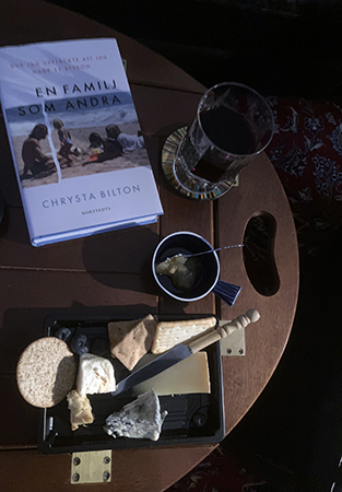 Ostkomplettering vin och boken En familj som andra