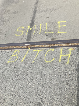 Smile Bitch skrivet på gångbana