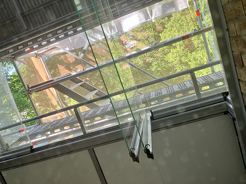 Inglasning på plats på balkongen