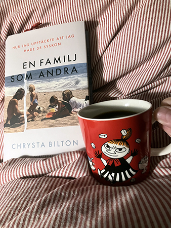 Boken En familj som andra och kaffe på sängen