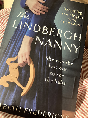 Boken The Lindbergh Nanny läsning i sängen