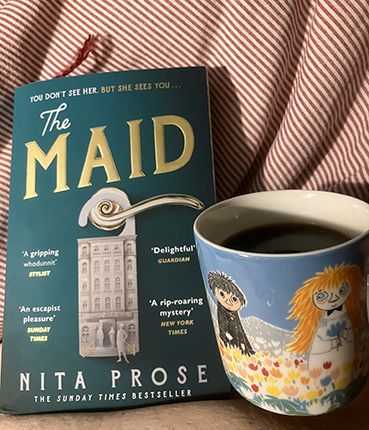 Boken The Maid o kaffe på sängen