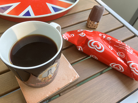 Kaffe och glass på balkongen