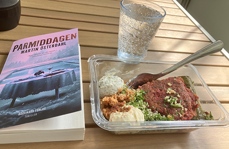 Lunch på balkongen rödbetsbiffar vatten boken Parmiddagen