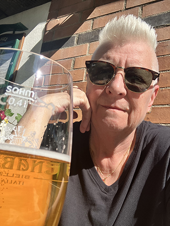 Selfie med öl på Tegels uteservering