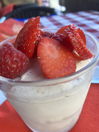 Semifreddo med jordgubbar o hallon hos Alex