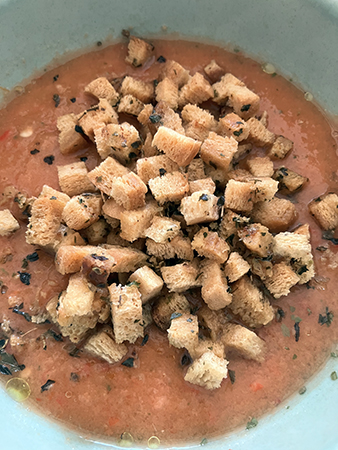 Gazpacho med krutonger i från Torgkassen