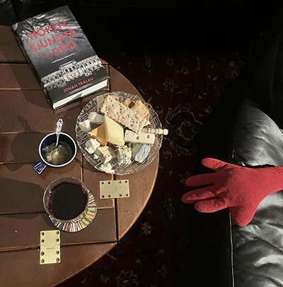 Ost kex vin och boken Höken sjunger om död en röd hand