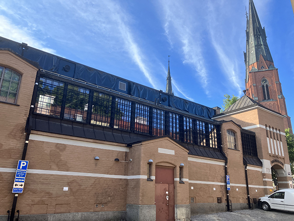 Saluhallen och domkyrkotorn Uppsala