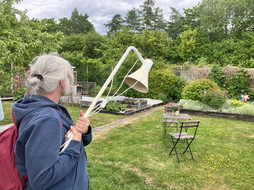 Anna med en lampa i Slottsträdgården