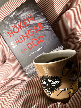 Boken Höken sjunger om död och muminmugg med kaffe på sängen båda på sniskan